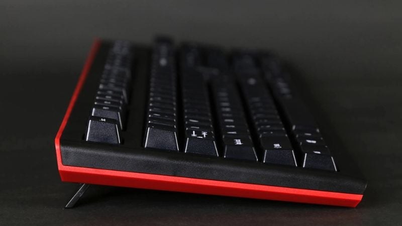 Bàn phím Fuhlen L500S sử dụng kết nối dây USB, đảm bảo tín hiệu truyền tải ổn định