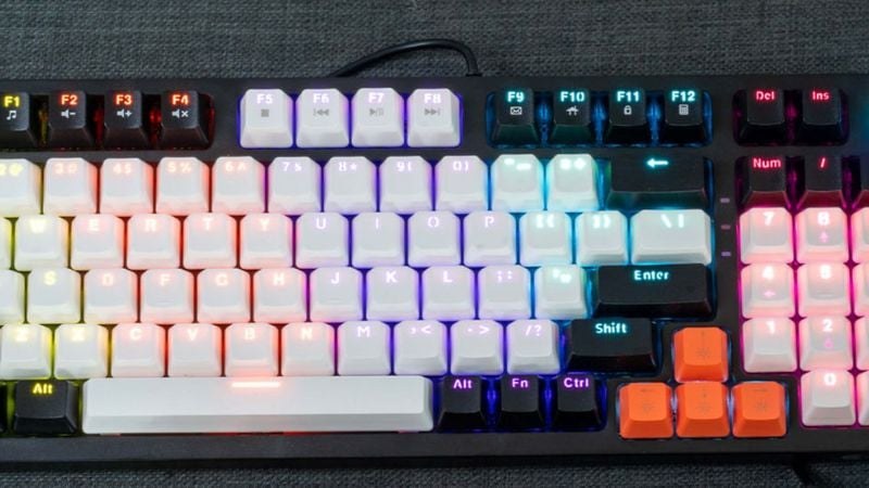 Bàn phím E-Dra EK398 - Alpha được kết nối với máy tính thông qua cổng USB