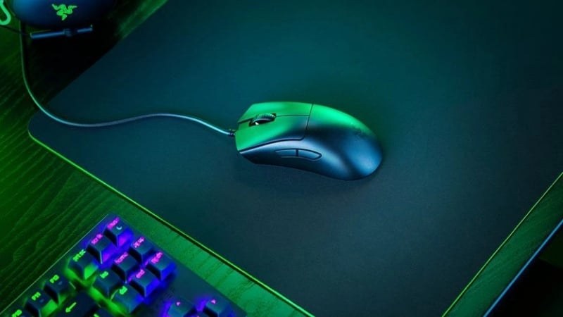 Razer DeathAdder V3 sử dụng kết nối có dây với cáp USB Razer Speedflex