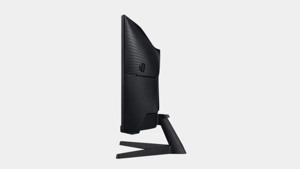 Tần số quét 165Hz và thời gian phản hồi 1ms giúp loại bỏ giật lag trong mọi trận đấu.